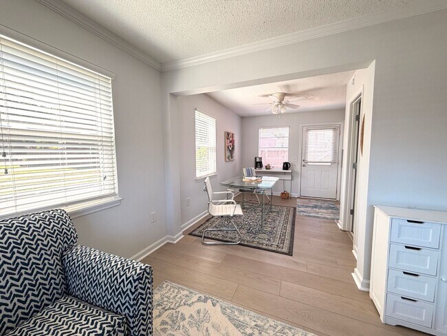 Foto del edificio - Fully Furnished Beach Pod - 2BR Near Folly Beach & Downtown Charleston!