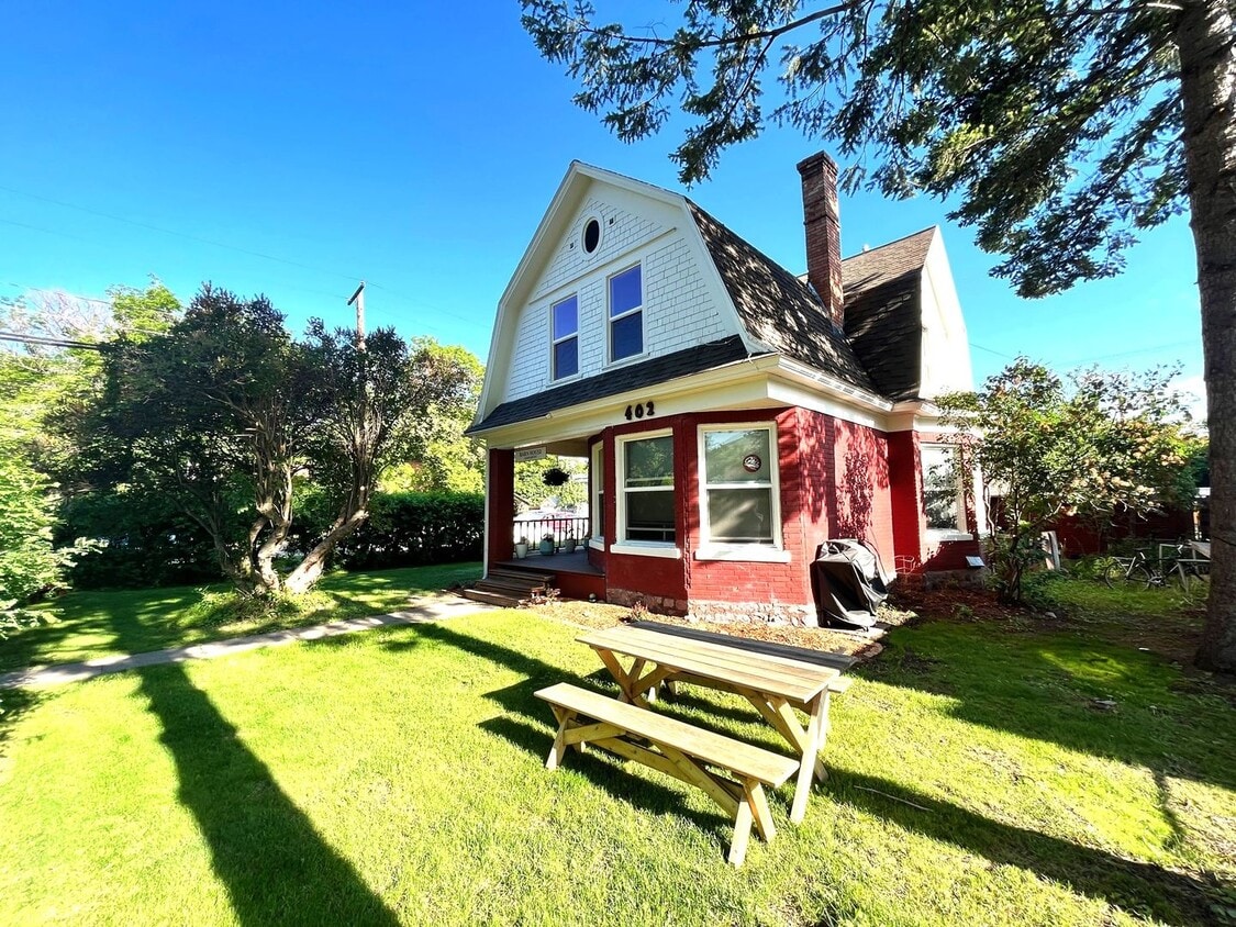 Primary Photo - Newly Renovated Studio in Unbeatable Locat...