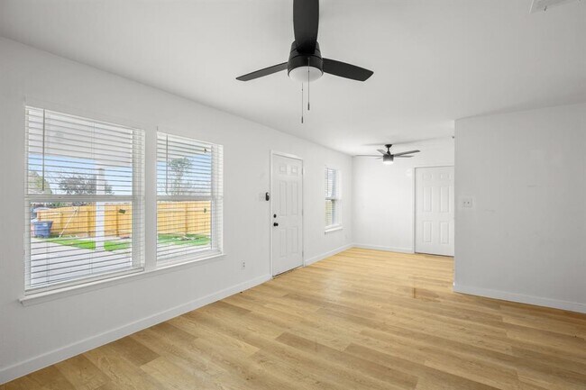 Foto del edificio - 1317 Mckie Cove