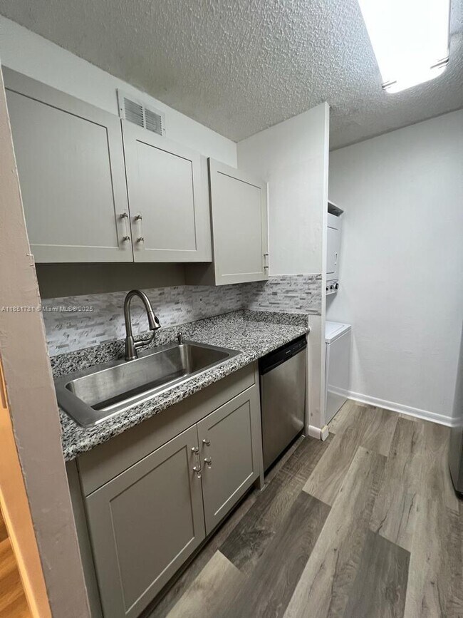 Foto del edificio - 9992 Twin Lakes Dr