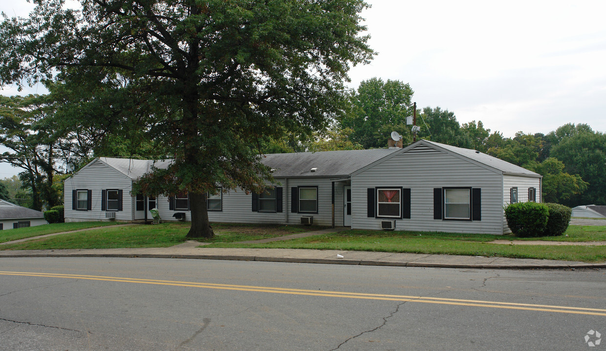 Primary Photo - Skyline Village Apartments