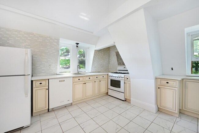 Building Photo - 290 Harrington Ave