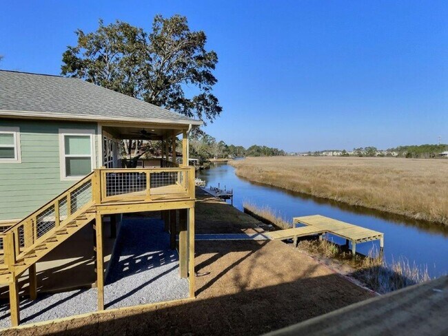 Foto del edificio - Fully furnished 2-bedroom house on the bayou!