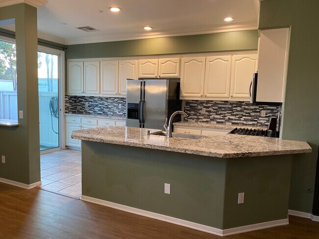 Building Photo - 557 Sweet Pea Pl