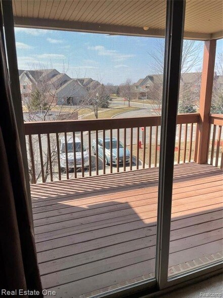 Foto del edificio - 15815 Lakeside Dr