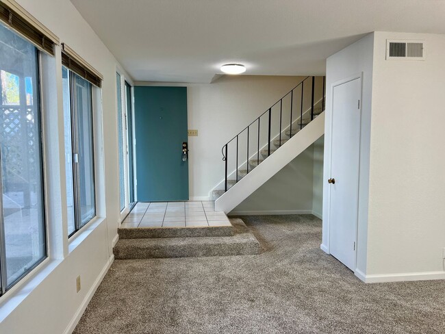 Building Photo - Spacious & Nice END-UNIT Townhouse in Fost...