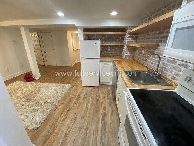 Foto del edificio - 8008 Roosevelt Way NE