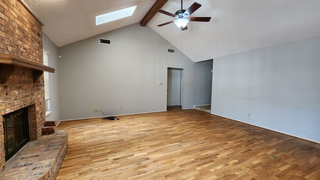 Building Photo - Elegant 3-Bedroom Home with Modern Kitchen...