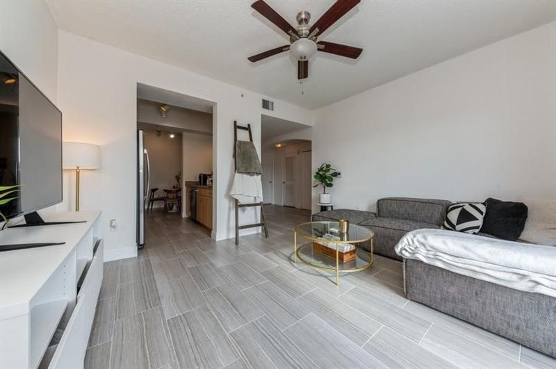 Foto principal - 533 NE 3rd Ave