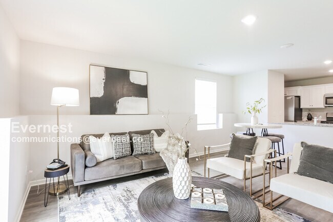Foto del edificio - Lovely 3 Bed, 2.5 Bath Home with Modern Am...