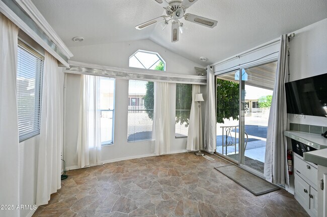 Foto del edificio - 4700 E Main St