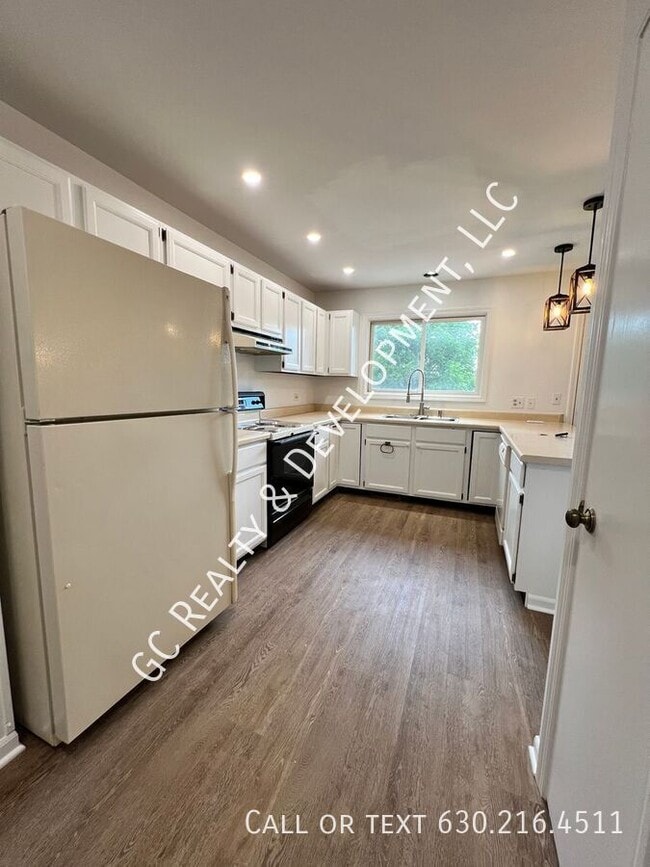 Building Photo - 1210 S Capri Terrace