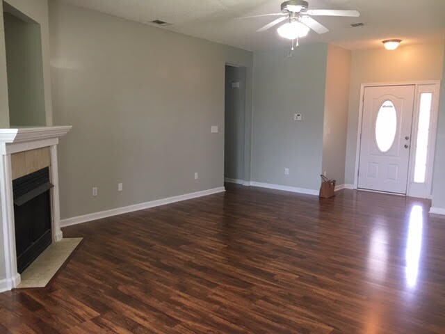 Foto del edificio - 601 Hidden Creek Cir