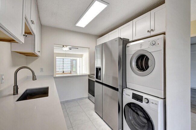 Building Photo - 1041 Silk Oak Terrace