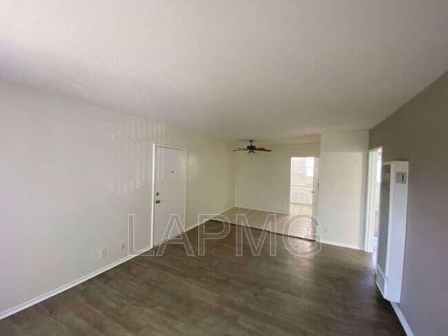 Foto del edificio - 6943 Kester Ave