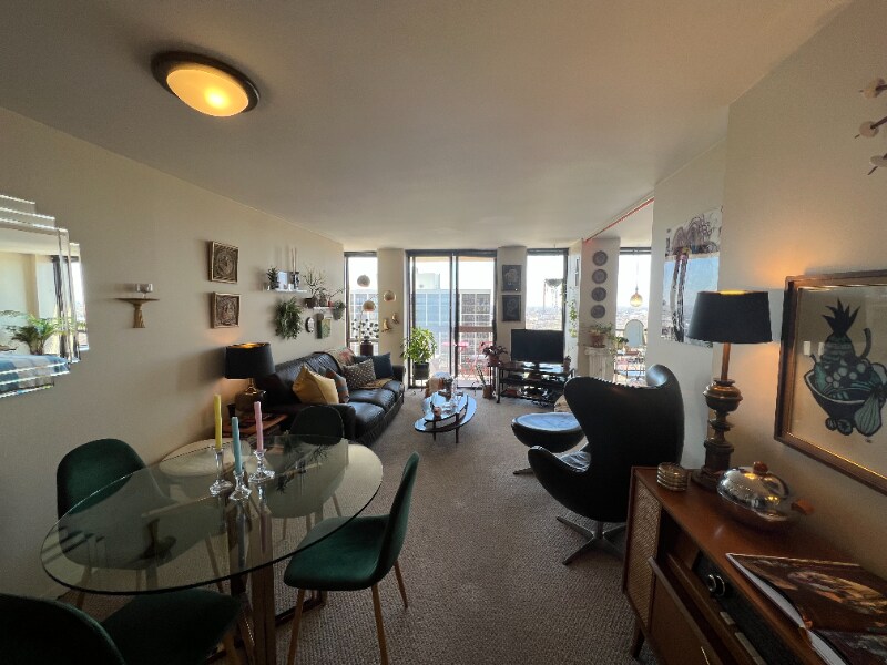 Primary Photo - 1660 N LaSalle Dr