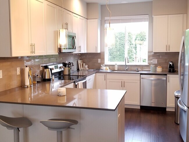 Foto del edificio - GORGEOUS Edmonds 2 Bedroom Primary Suites - CLOSE TO EVERYTHING