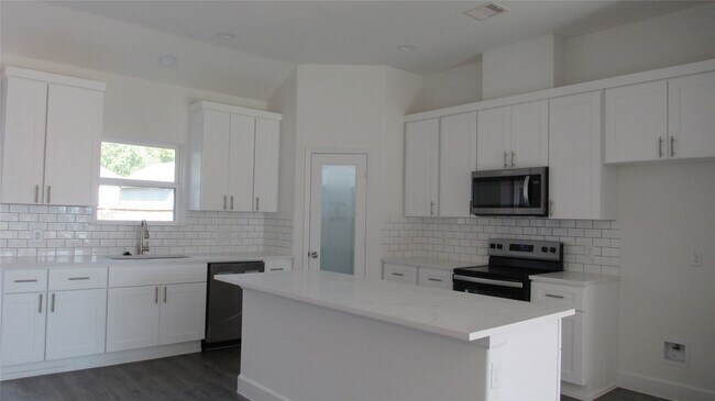 Foto del edificio - 401 Deep Woods Ln