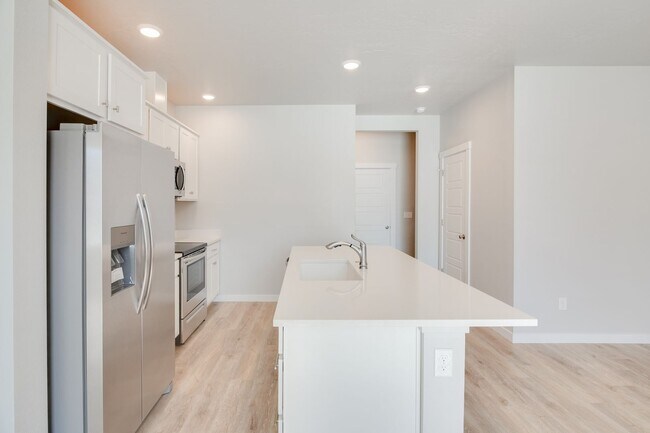 Building Photo - Gorgeous Townhome available!