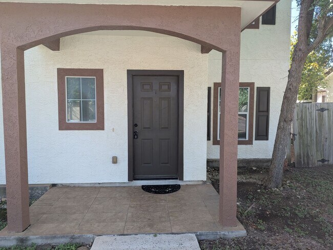 Foto del edificio - 5826 Grandwood Dr