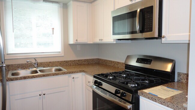 Building Photo - 625 W 65th St