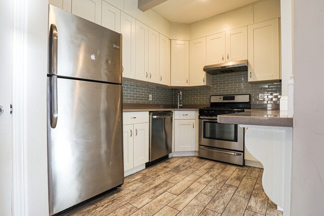 Building Photo - 77 Linden St