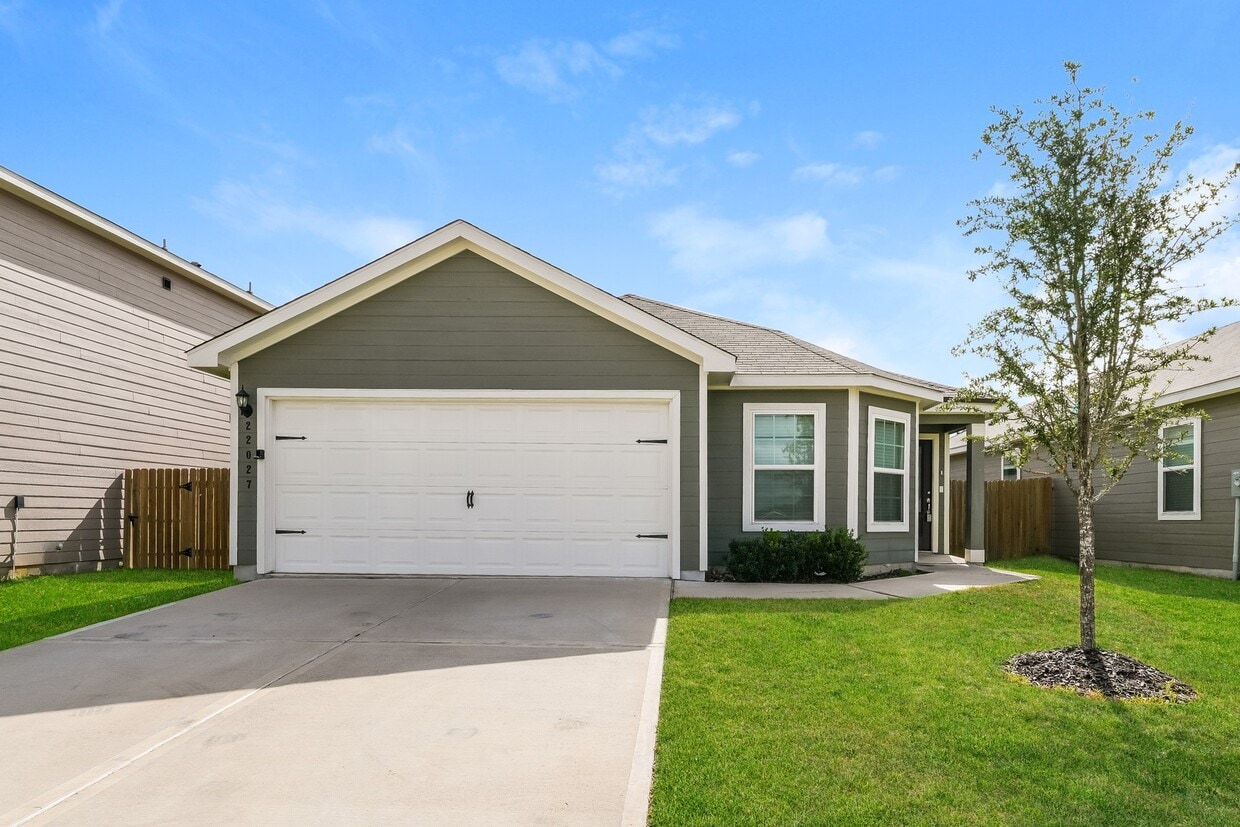 Foto principal - 22027 Ellison Dr