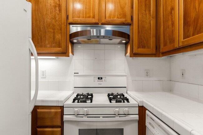 Building Photo - Modern, Private 2 Bed/2 Bath Townhouse wit...