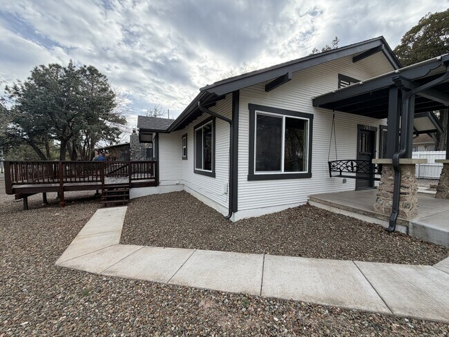 Foto del edificio - 703 Country Club Dr