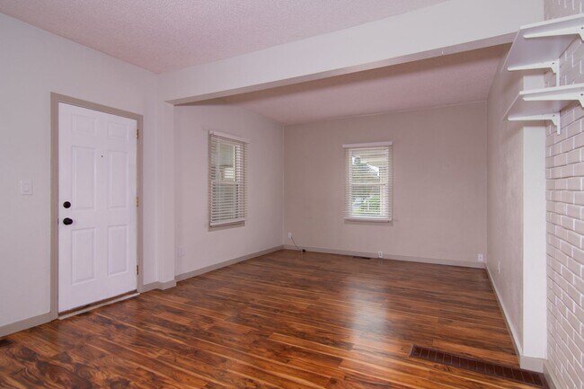 Building Photo - Cute older Craftsman home on locate on Spo...
