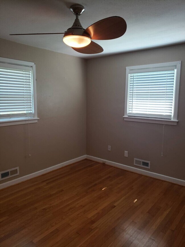 Foto del edificio - 1433 Lakeside Rd