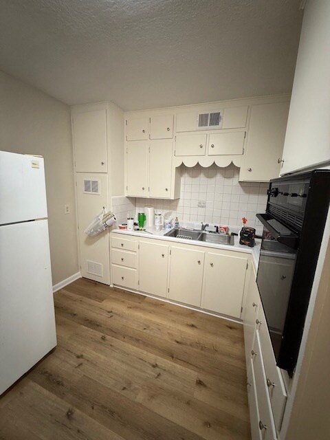 Kitchen - 302 S Independence St