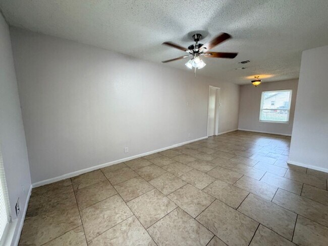 Building Photo - Nice 4 BR, 1.5 Bath w/ Large Back Yard