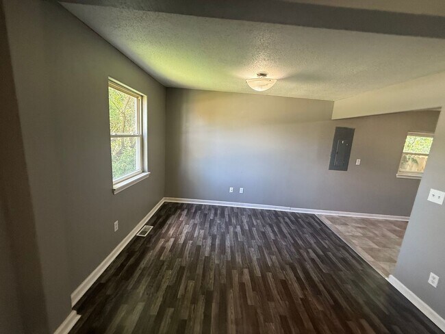 Foto del edificio - TWO BEDROOM AVAILABLE NOW!