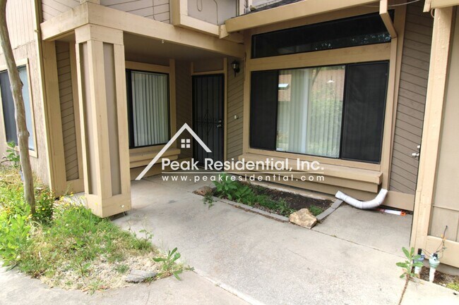 Building Photo - Spacious 3bd/2.5ba Antelope Home with 2 Ca...