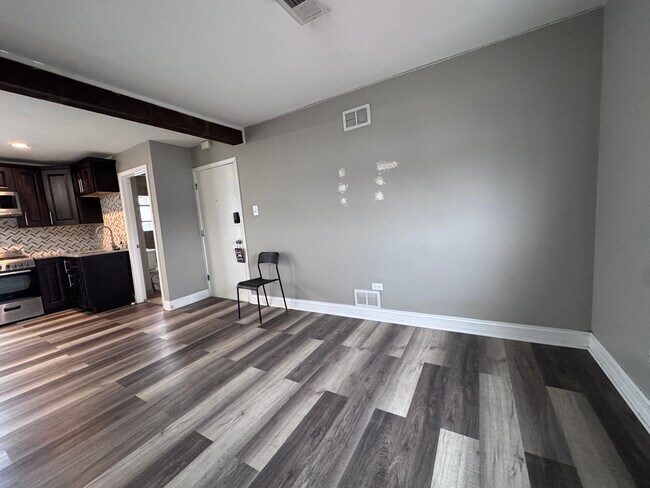 Sala de estar y configuración para TV de pantalla grande - 9909 S Ridgeland Ave