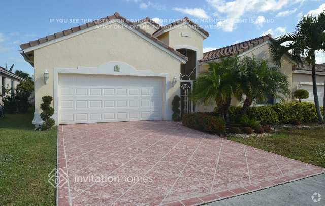 Building Photo - 9549 Lago Dr