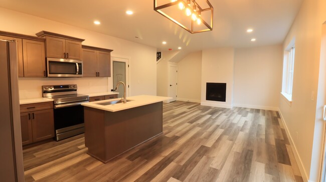 Foto del edificio - 4/3.5 Townhome SE Bend.