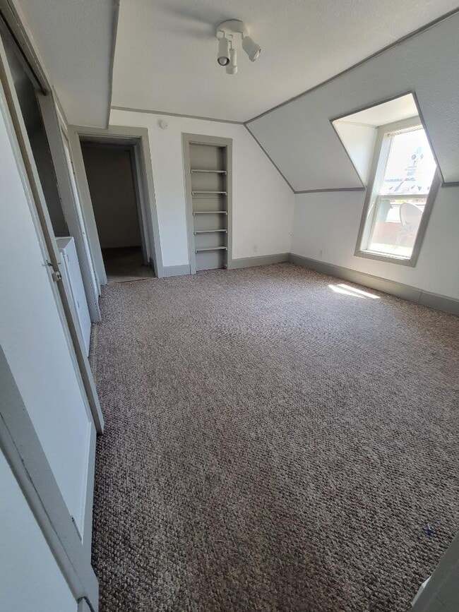 Building Photo - 1006 E 2nd St