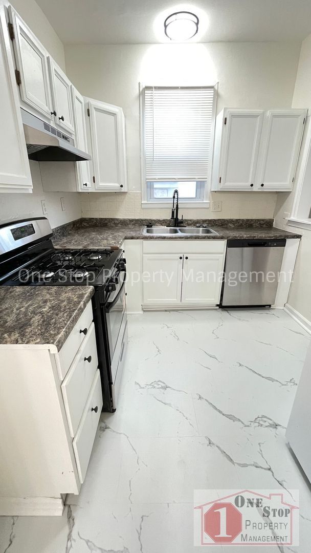 Foto del edificio - Beautiful 4 Bedroom 2 Bathroom Home in Kansas City!