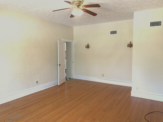 Building Photo - Felder 6 Unit