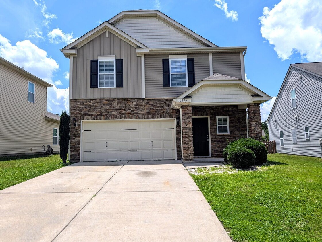Foto principal - Pristine, move in ready Home located in th...