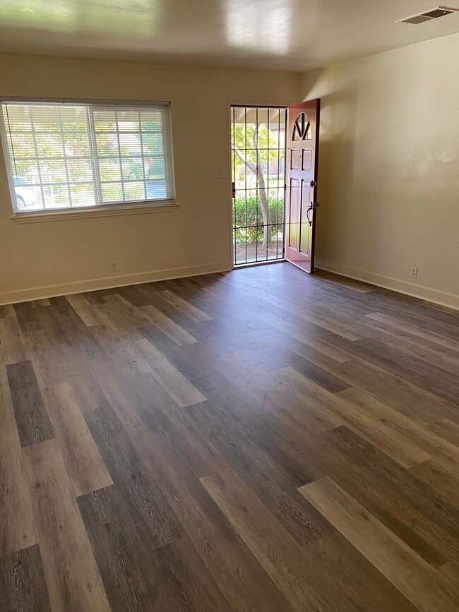 Foto del edificio - Located near downtown! Updated 3bed/2bath home with large family room/Rec room and side RV parking