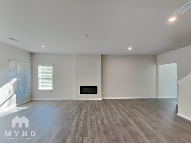 Building Photo - 1187 Park Center Cir
