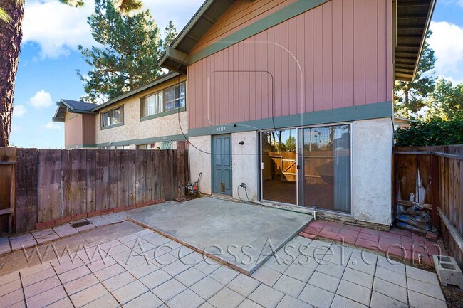 Building Photo - Stylish 2 Bed/1 Bath Condo with Private Co...