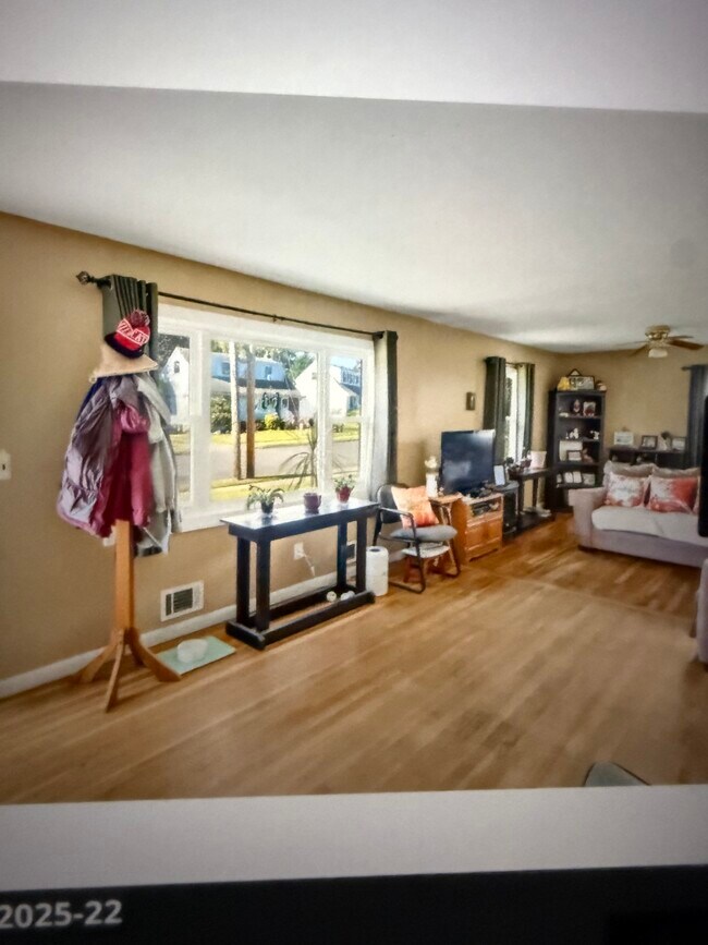 Building Photo - 27 Runyon Ave