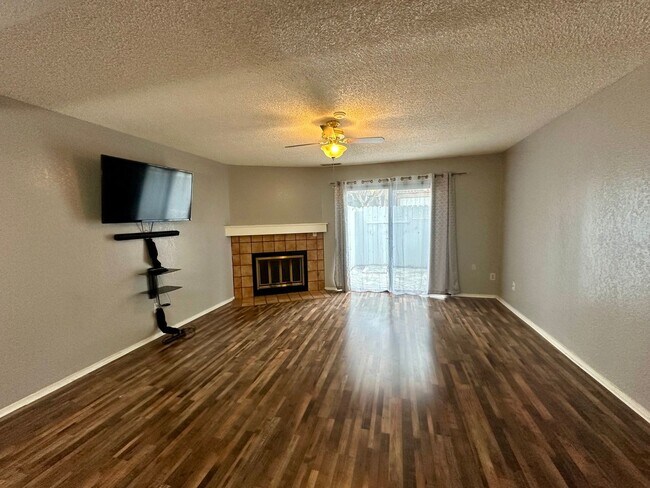 Foto del edificio - Charming 2 Bed 1.5 Bath Condo in Newark!