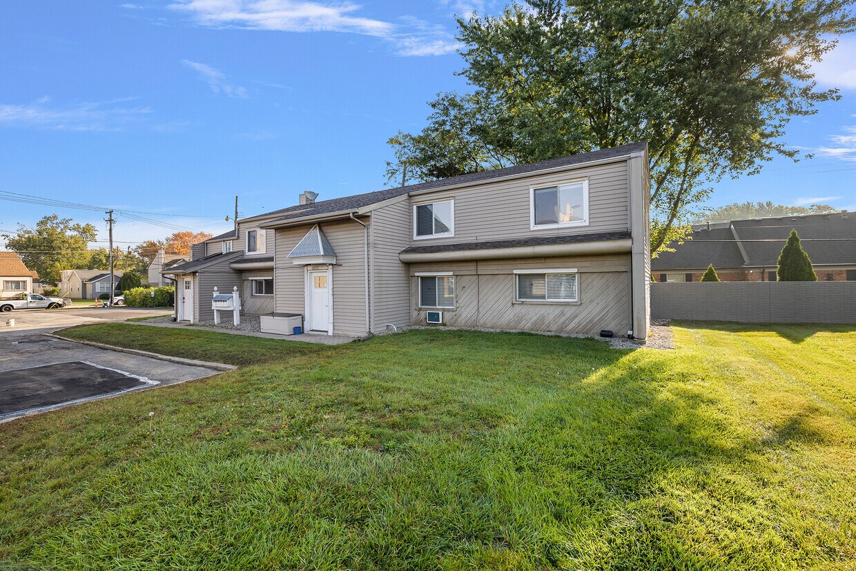 Primary Photo - 26324 Harper Ave