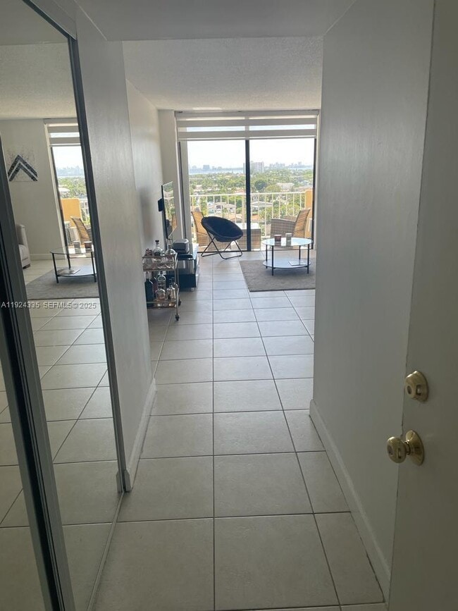 Foto del edificio - 2350 NE 135th St