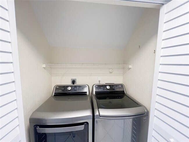 Building Photo - 5565 SW 43rd St